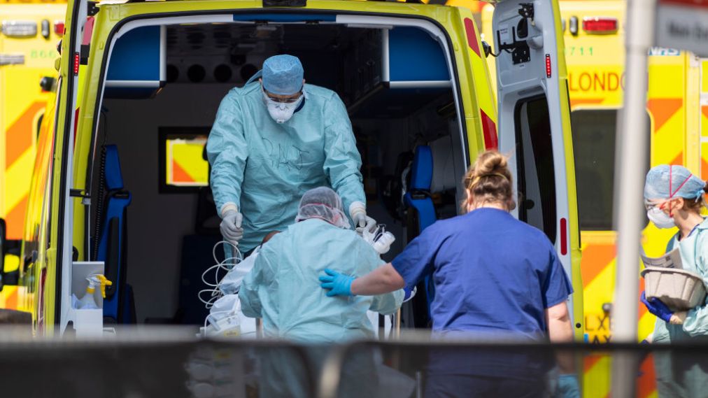Birleşik Krallık’ta koronavirüs sebebiyle 215 kişi daha hayatını kaybetti