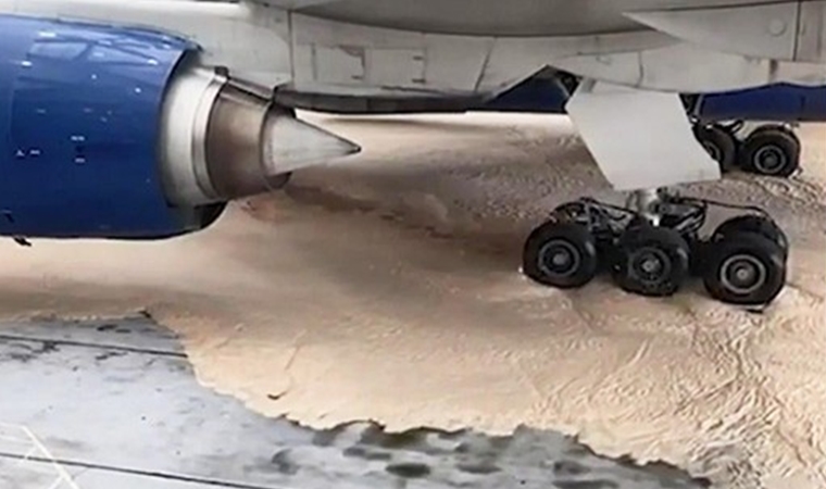 Heathrow Havalimanı’nda iki yolcu uçağı 5 tonluk köpüğün içinde kaldı