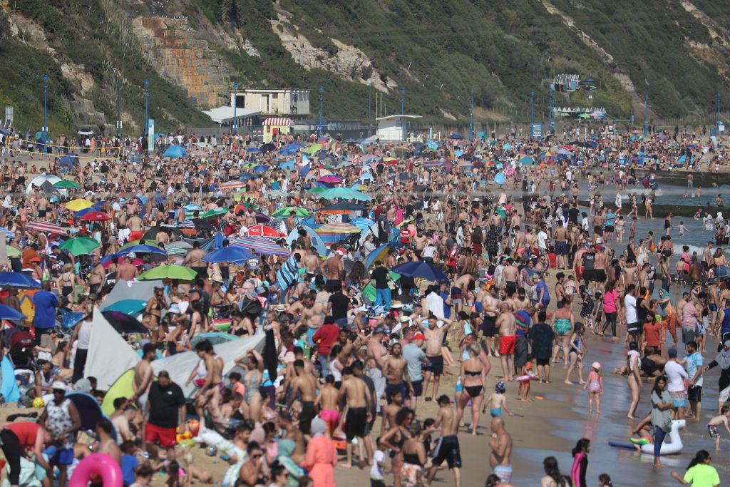 Major incident declared in Bournemouth as thousands line the beaches