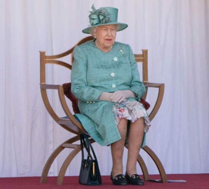 Kraliçe 2. Elizabeth işyerlerine pandemi süresince gösterdikleri yardımseverlik için teşekkür etti