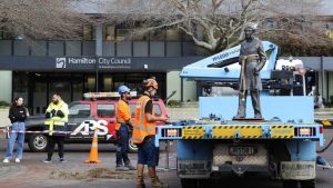 Yeni Zelanda sömürgeciliği hatırlatan İngiliz’in heykelini yıktı