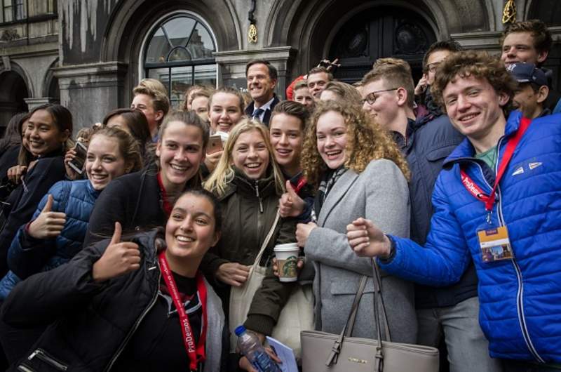 Hollanda koronavirüs krizinden çıkmak için gençlere başvuruyor