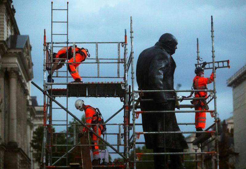 Londra’da eski Başbakan Churchill’in heykelinin koruması kaldırıldı
