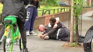 Hackney’de polis memurunu aralarına alıp dövdüler