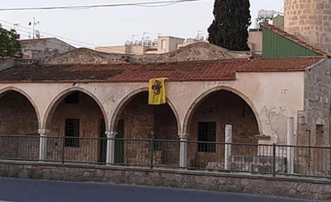 Kıbrıs Rum Kesimindeki Tuzla köyü camisine Bizans bayrağı asılmasına tepkiler