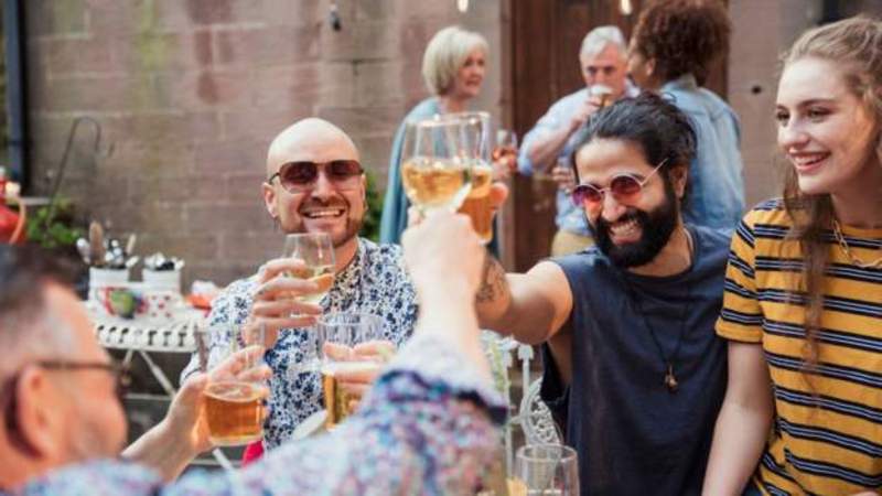 İngiltere’de publar, bira bahçeleri ve restoranlar ‘bu ay açılabilir’