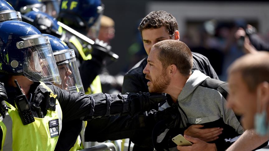 Londra’da polisle çatışan göstericilere sokağa çıkma yasağı