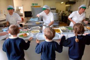 İngiliz hükümeti yoksul çocuklara gıda yardımı konusunda geri adım attı