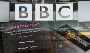 BBC, 75 yaş üzeri vatandaşlardan TV lisans ücreti alacak