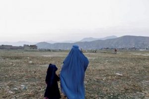 Afgan kız çocuğu, anne-babasını vuran Taliban militanlarını öldürdü