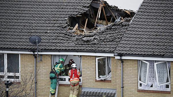 Londra’da evlerin üzerine vinç düştü: 1 ölü