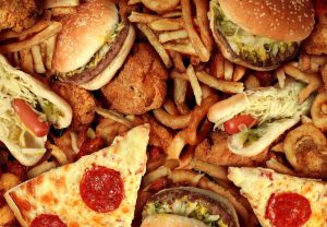 Uzmanlardan obezite uyarısı: Abur cubura tütün ürünleri gibi katı düzenlemeler getirilmeli