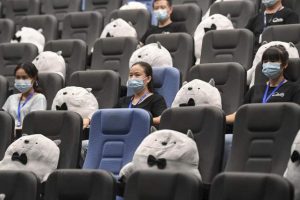 Çin’de sinemalar açıldı ama yan yana oturmak yasak
