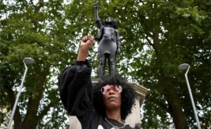 Köle tacirinin heykelinin yerine protestocunun heykeli dikildi