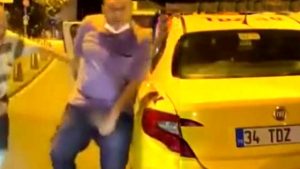 Taksici tartıştığı sürücüye cinsel organını gösterdi