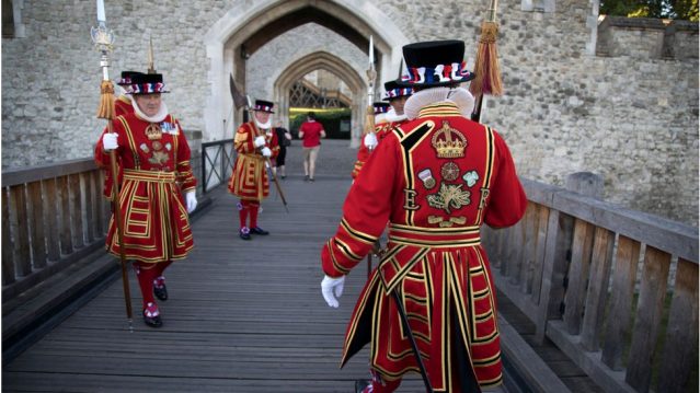 İngiltere Kraliçesi’nin muhafızları işten çıkartılıyor