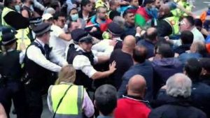 Londra’da yaşayan Azerbaycanlılardan Ermenistan protestosu