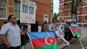 Londra’da Ermenistan elçiliği önünde protesto