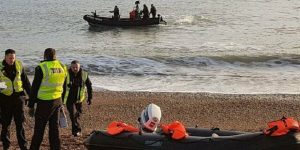 İngiltere’de bir göçmen sahile ulaştığı anda saldırıya uğradı