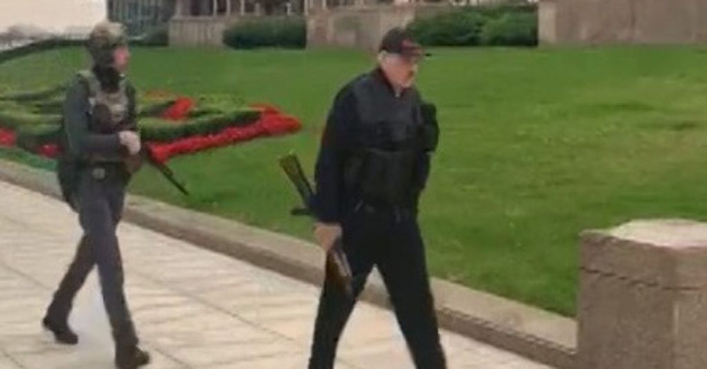 Belarus Devlet Başkanı, çelik yelek ve elinde otomatik silah ile görüldü