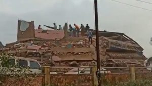 Hindistan’da bina çöktü: En az 90 kişi enkaz altında