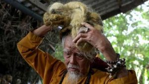 80 yıldır saçını yıkamayan adam görenleri şaşırtıyor