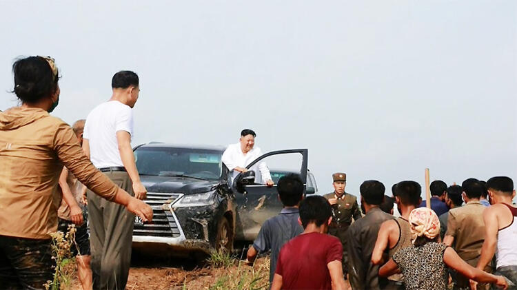 Kim Jong-un’u karşılarında gören köylüler ne yapacaklarını bilemedi