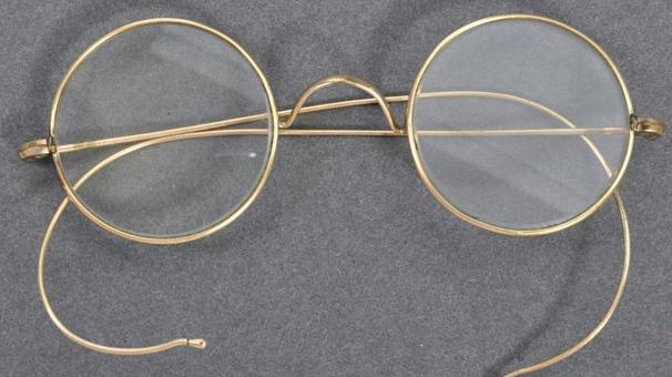 Mahatma Gandhi’nin posta kutusuna bırakılan gözlüğü açık artırmada rekor fiyata satıldı