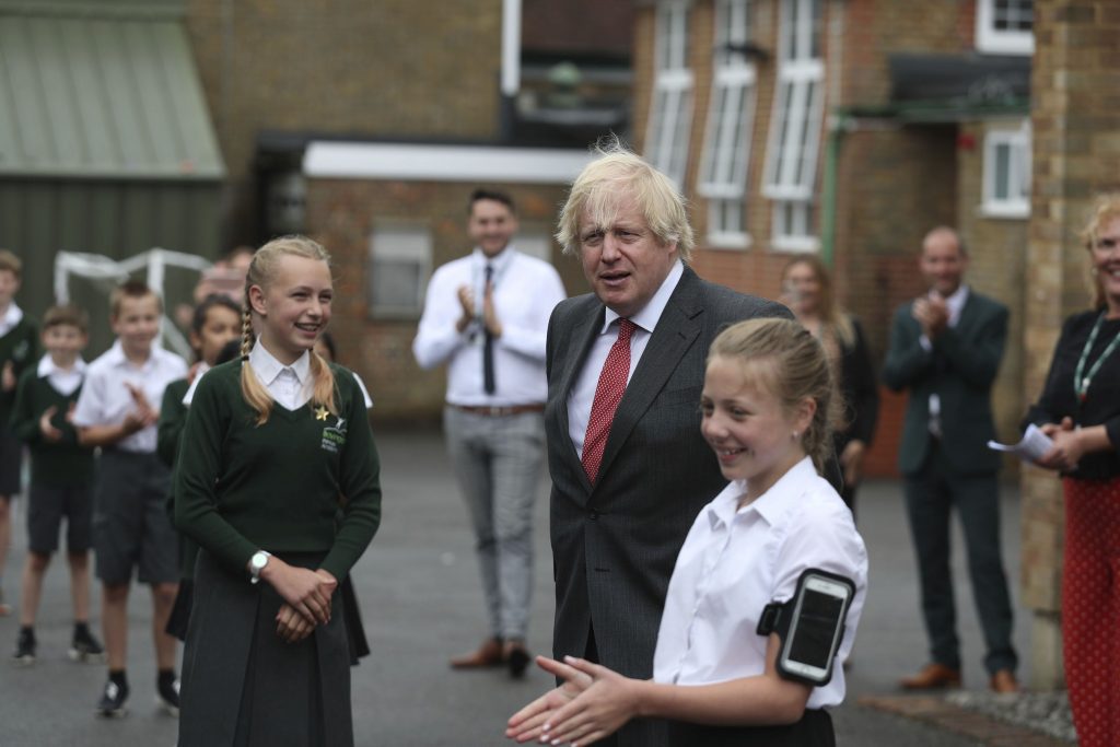 İngiltere Başbakanı Johnson, ailelerden “çocuklarını okula göndermelerini” istedi