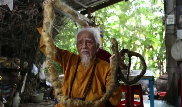 Beş metre saça sahip Vietnamlı adam dini inançları gereği 80 yıldır saçını yıkamıyor
