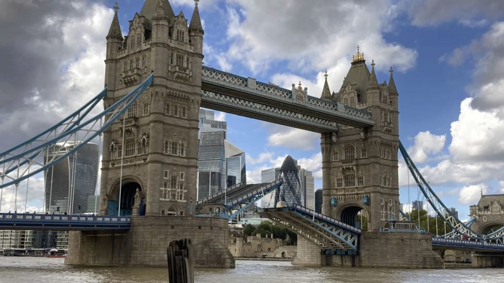 Londra’daki Tower Bridge köprüsünün kolları bir süre havada asılı kaldı