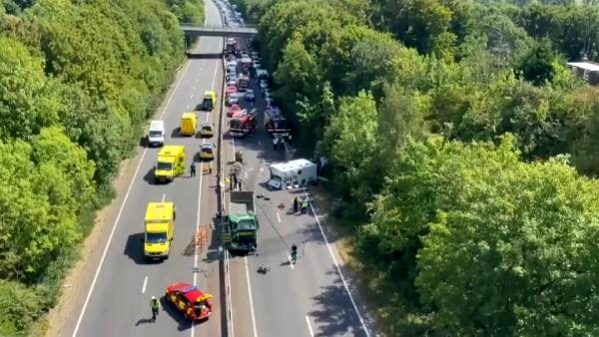 İngiltere’de cezaevi aracı kamyonla çarpıştı: 4 yaralı