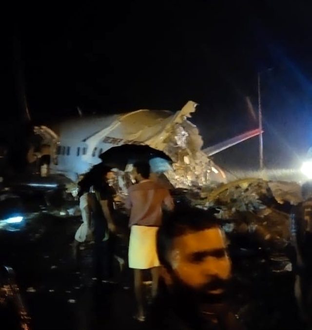 Hindistan Havayolları’na ait 190 yolculu uçak iniş sırasında düştü