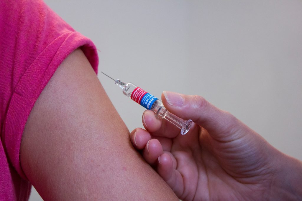 İngiltere’de 18 yaşın üzerindekiler bu hafta sonuna kadar koronavirüs aşısı yaptırabilecek