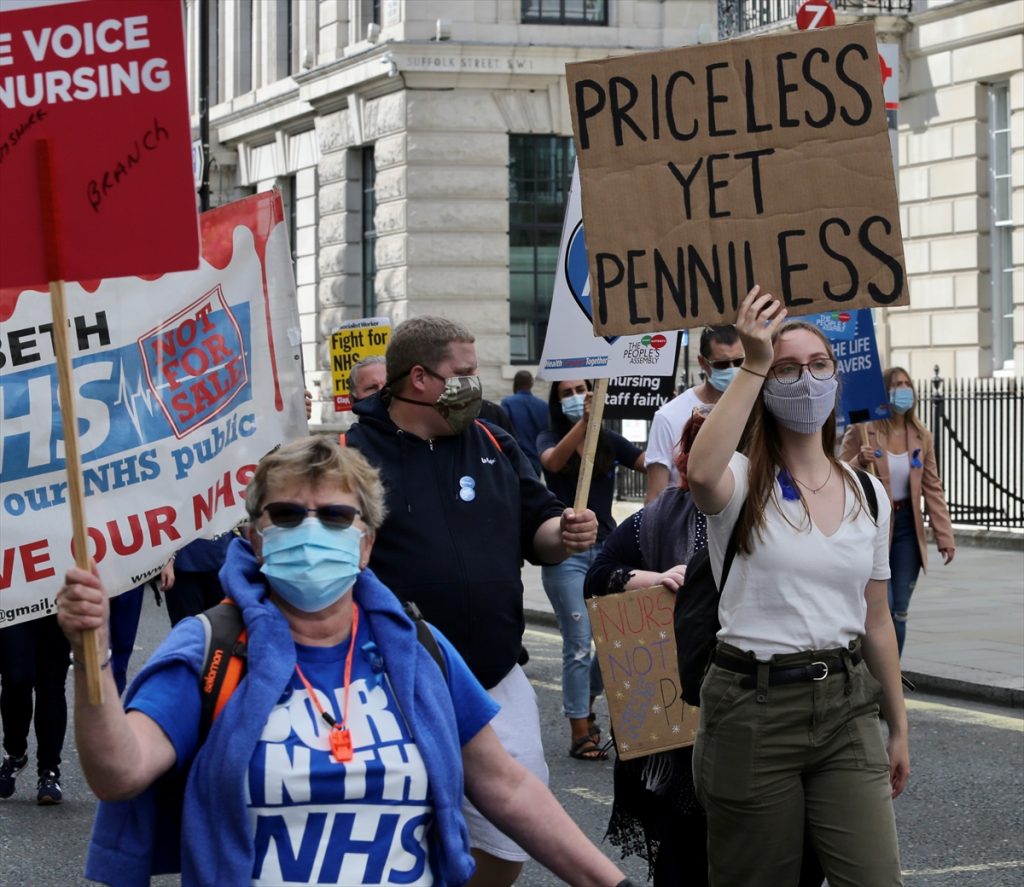İngiltere’de sağlık çalışanları zam talebiyle yürüdü