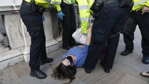 Londra’da 90 çevreci protestocu gözaltına alındı