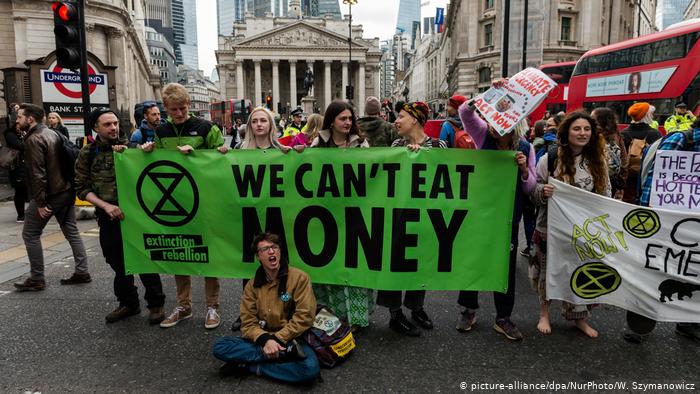 İngiltere’de çevreciler, hükümetten iklim değişliğinin önlenmesi için acilen adım atmasını istedi