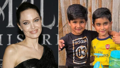 Angelina Jolie Yemen’deki çocuklara para yardımı toplamak için limonata satan çocuklara bağış yaptı