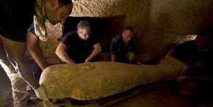 Mısır’da 2 bin 500 yıllık 13 tahta tabut bulundu