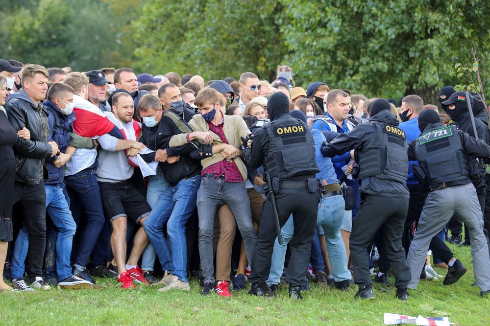 Belarus’taki protestolarda 400’ün üzerinde gözaltı