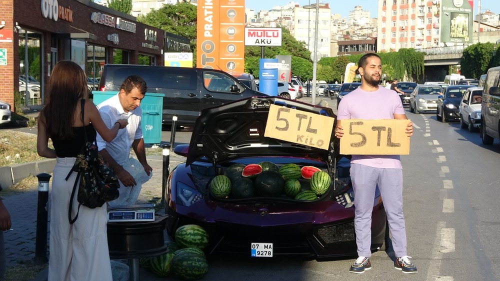 Beyoğlu’nda lüks otomobilde karpuz satan İranlı konuştu