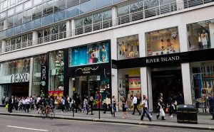 İngiltere’de salgının etkilerine dayanamayan mağazalar kepenk kapatıyor