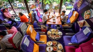 Tayland Hava Yolları uçakta yemek yemeyi özleyenler için genel merkezinde restoran açtı