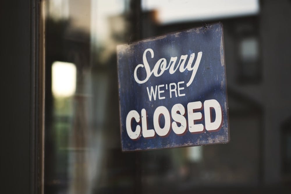 İngiltere’de Kovid-19 önlemleri kapsamında bar ve restoranlar erken kapanmaya başladı