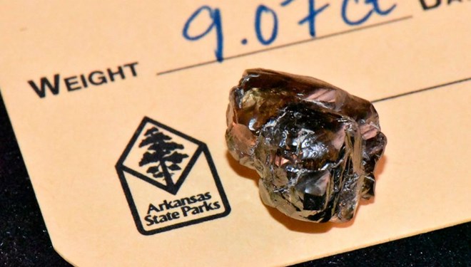 Yürüyüş yaparken 9 karatlık elmas buldu