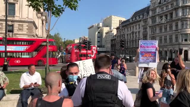 İngiltere’de 6’dan fazla kişinin bir araya gelmesinin yasaklanması protesto edildi