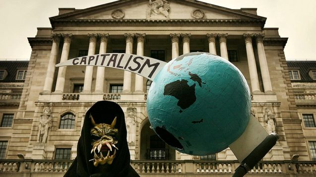 İngiltere’de okullarda ‘anti-kapitalizm’ yasağına tepki: “Ülke totalitarizme kayıyor”