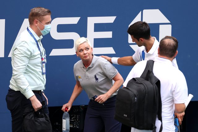 Sinirlenip vurduğu top hakemin boğazına gelince Djokovic turnuvadan diskalifiye edildi