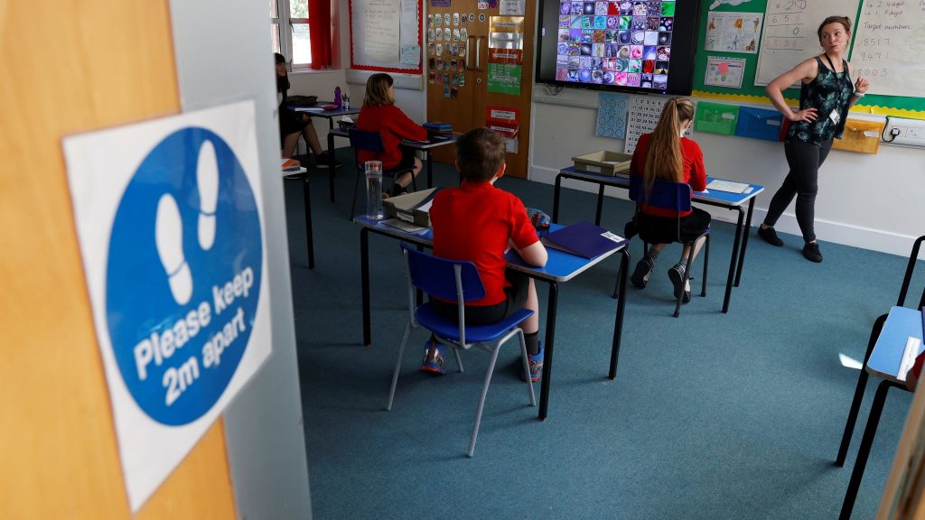 İngiltere’de okullar yeniden öğrencilere kapılarını açtı