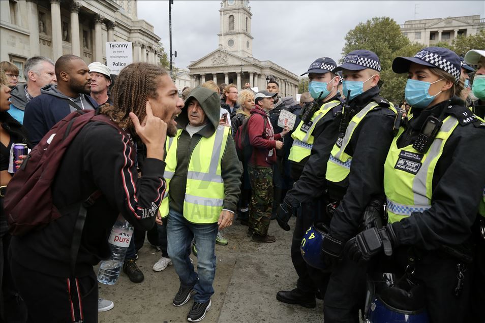 İngiltere’de polis, Kovid-19 önlemleri karşıtı grubun protestosuna müdahale etti